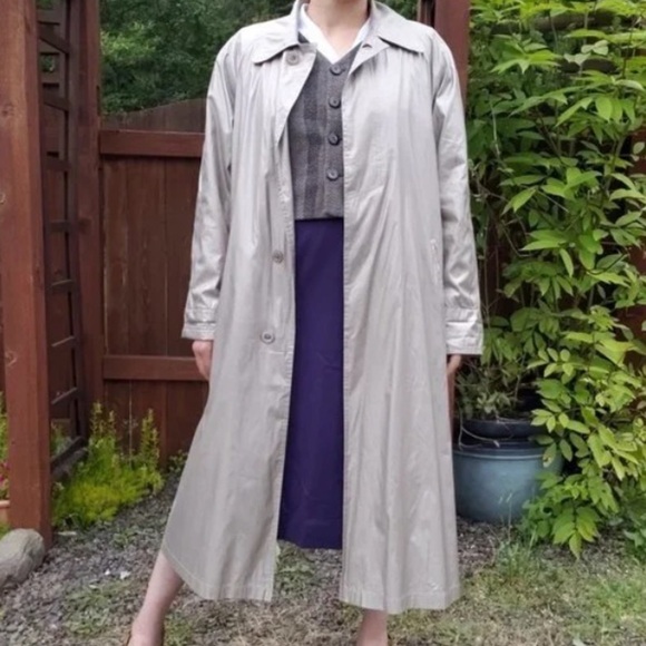 Utex Jackets & Blazers - Utex Vintage 90's Taupe Metallic
Windbreaker Overcoat Trenchcoat
Size 42